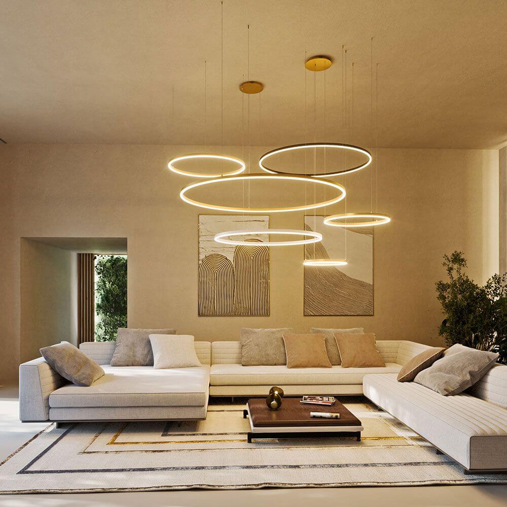 s.luce LED Ring Pendellampe Ø 100 cm in modernem Raum mit Sofa und Teppich, minimalistisches Design.