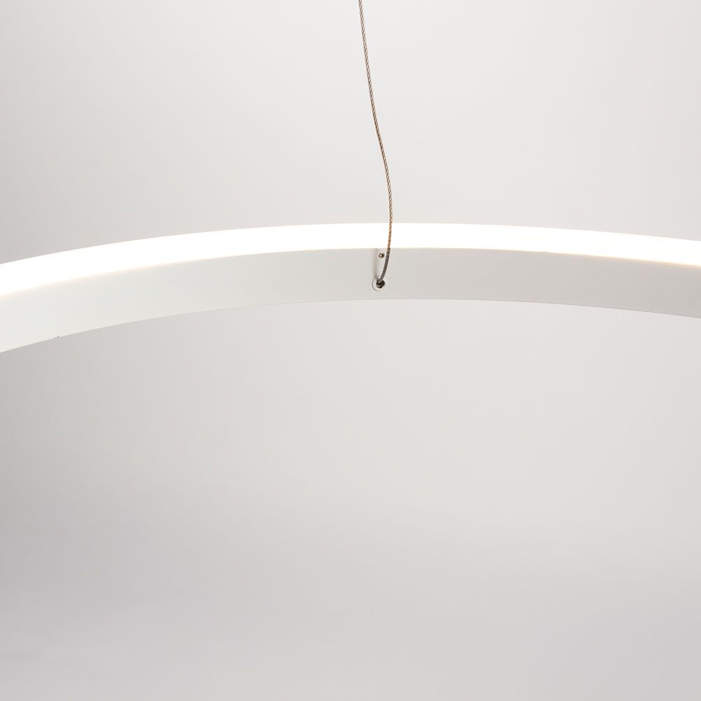 s.luce LED Ring Hängeleuchte in Weiß, minimalistisch und modern, mit elegantem Design und stimmungsvollem Licht.