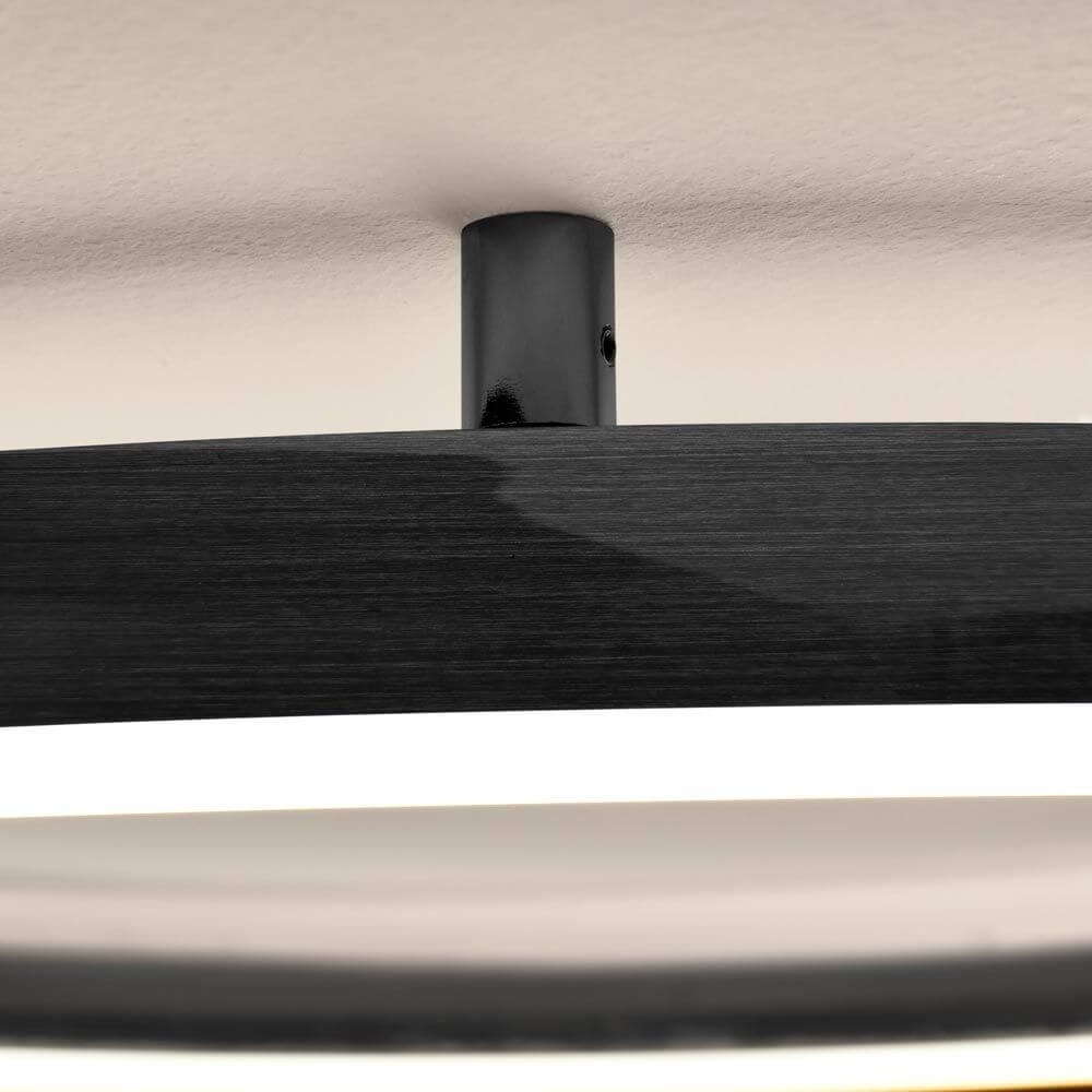 Detailaufnahme der s.luce Ring Deckenleuchte mit modernem Design und LED-Technik in Schwarz.