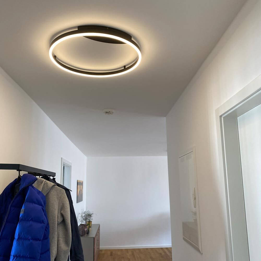 s.luce Ring LED Deckenleuchte in modernem Design, ideal für Flure und minimalistische Innenräume.