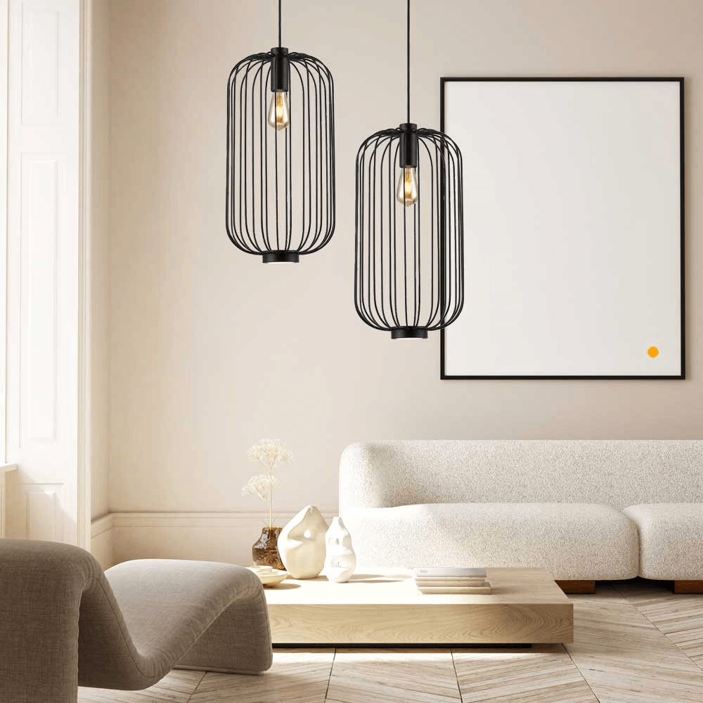 Moderne s.luce Rooms Gitter-Pendelleuchten in schwarz, die gemütliches Licht im Wohnzimmer schaffen.
