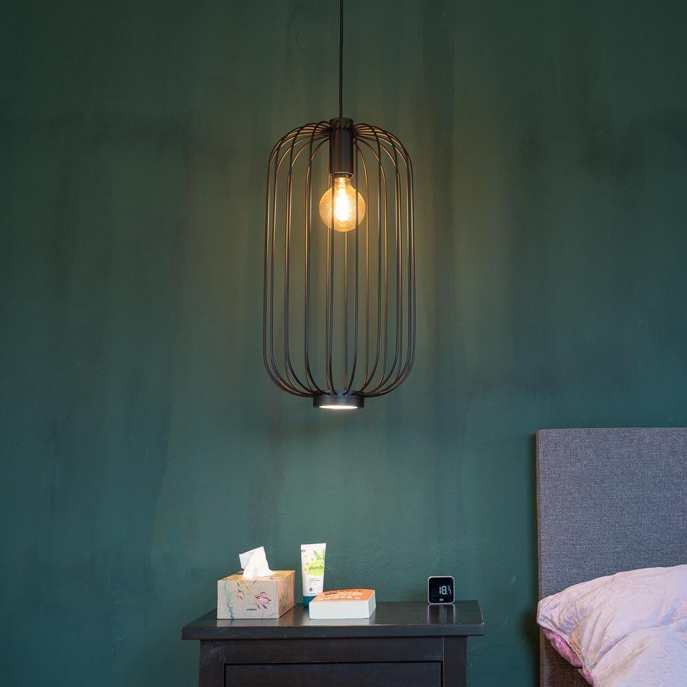 s.luce Rooms M direkt & indirekte Gitter-Pendelleuchte Ø30cm in modernem Schlafzimmer mit nachtblauem Hintergrund.