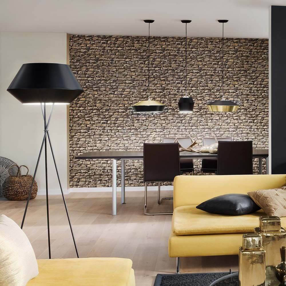 s.luce SkaDa LED Pendellampe Metallschirm in modernem Wohnbereich mit Steinwand und stilvoller Einrichtung