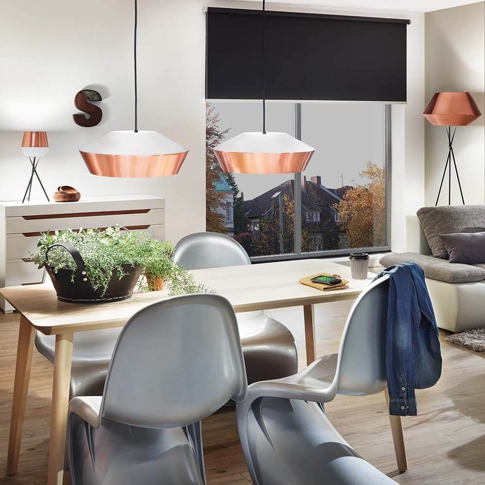 s.luce SkaDa LED Pendellampe Metallschirm in modernem Essbereich mit Holzstuhl und Pflanzen.