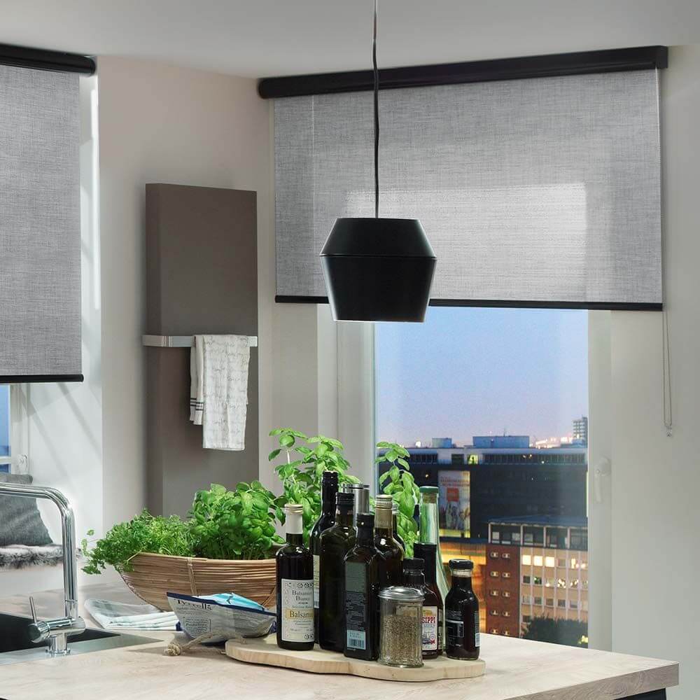 s.luce SkaDa LED Pendellampe Metallschirm in modernem Kücheninterieur mit Pflanzen und Flaschen.