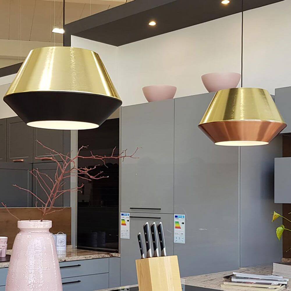 s.luce SkaDa LED Pendellampe Metallschirm in modernem Küchenambiente mit goldener und kupferfarbener Oberfläche