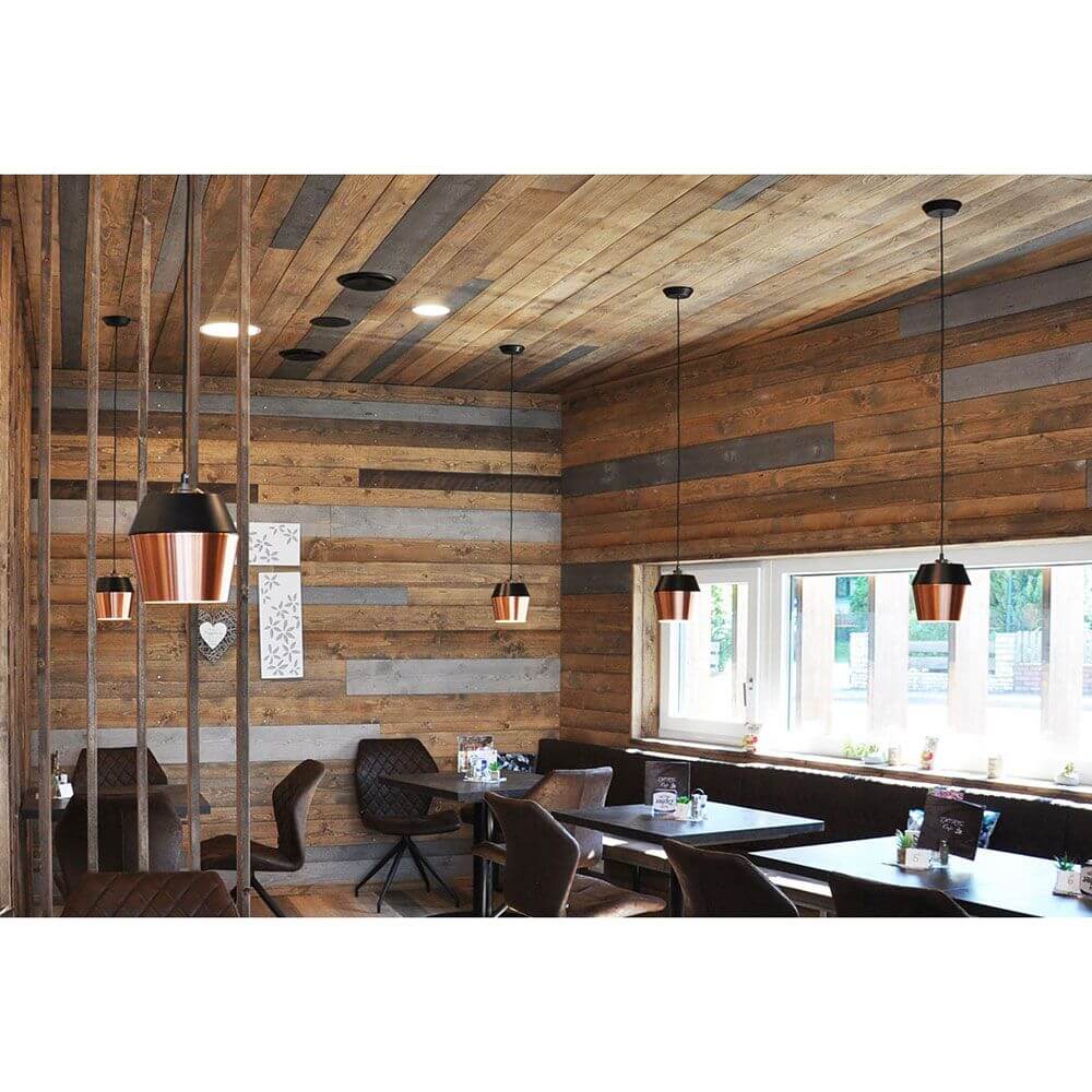 s.luce SkaDa LED Pendellampe Metallschirm in modernem Restaurant-Ambiente mit Holz-Interieur.