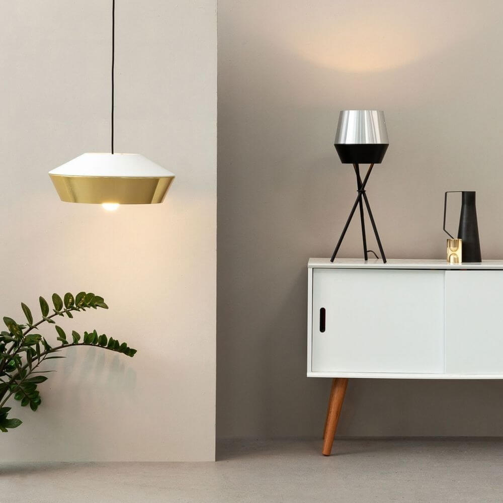 s.luce SkaDa LED Pendellampe Metallschirm über einem modernen Sideboard mit Pflanzen