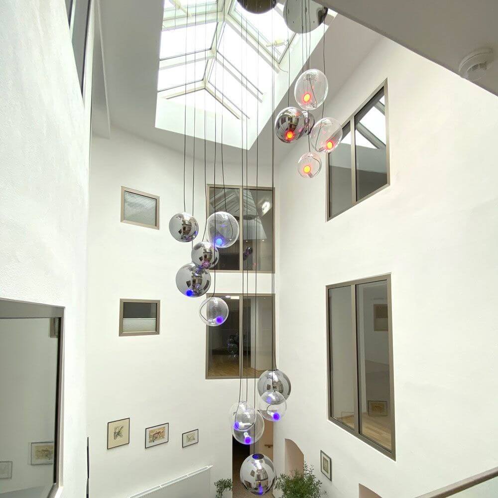 s.luce Sphere Galerieleuchte 3- oder 5-flammig Modular Baldachin in modernem Treppenhaus mit Glaskugeln.
