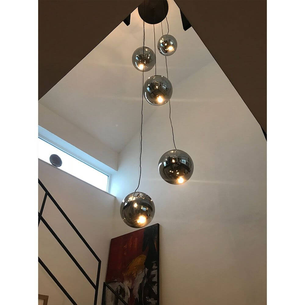 Moderne s.luce Sphere Galerieleuchte mit 5 Glaskugeln, ideal für Treppenhäuser und Galerien.