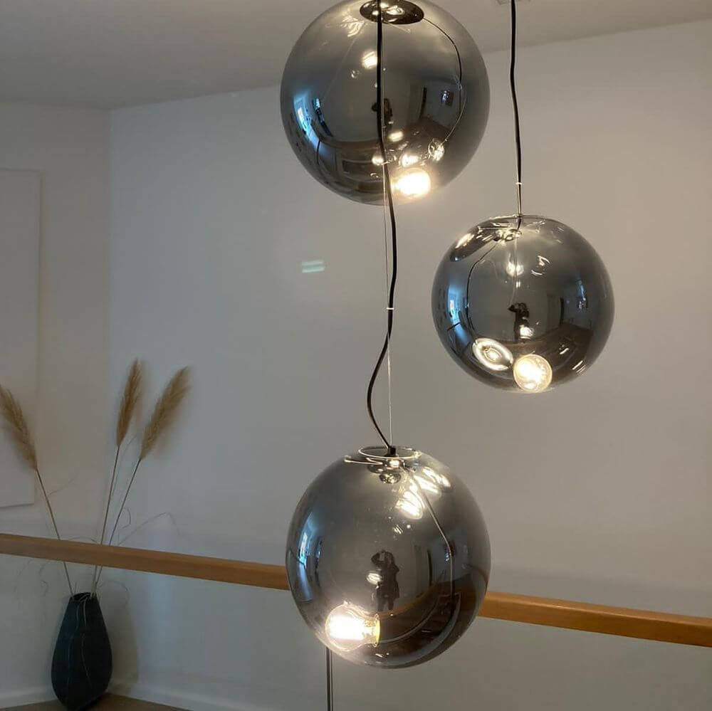 s.luce Sphere Galerieleuchte mit klaren und rauchfarbenen Glaskugeln, ideal für Treppenhäuser und Galerien.