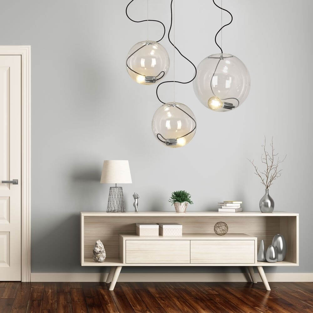 Moderne s.luce Sphere Galerieleuchte mit klaren Glaskugeln und asymmetrischer Lichtverteilung im Wohnbereich.