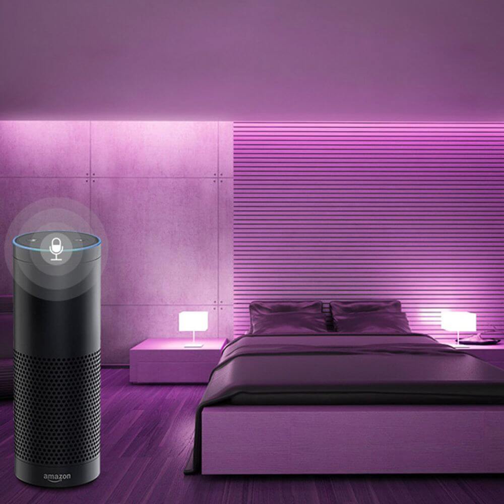 Modernes Schlafzimmer mit Alexa und iLight E27 LED Leuchten in lila, die per Sprachsteuerung gesteuert werden.