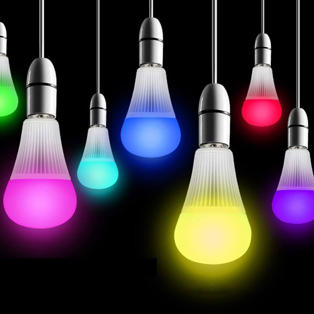 bunte E27 LED Lampen in verschiedenen Farben wie blau, rot, grün und gelb, ideal für individuelle Lichtsteuerung