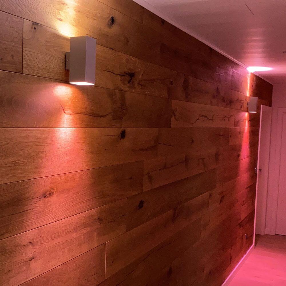 Moderne Holzwandbeleuchtung mit RGBW GU10 LEDs, die verschiedene Lichtfarben und Helligkeit bieten.