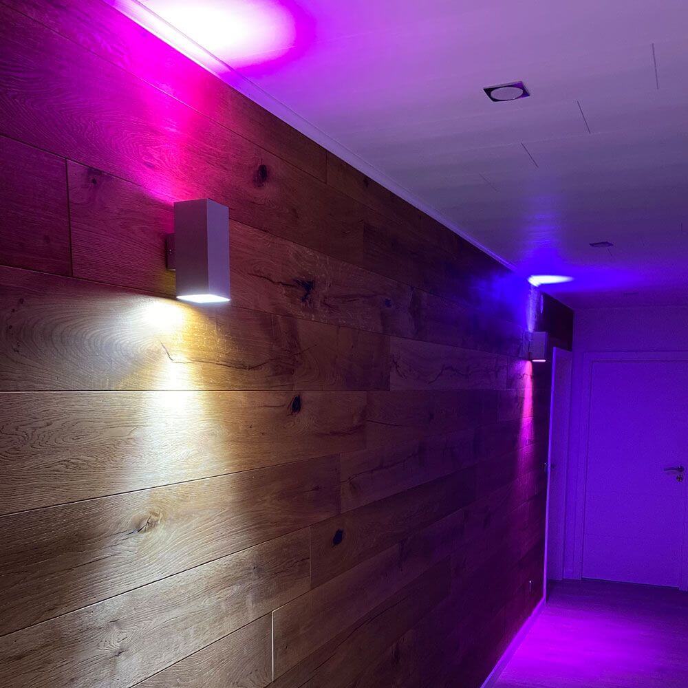 Moderne Wandbeleuchtung mit GU10 LED RGBW Leuchten in einem stilvollen Holzinterieur, ideale Lichtatmosphäre.