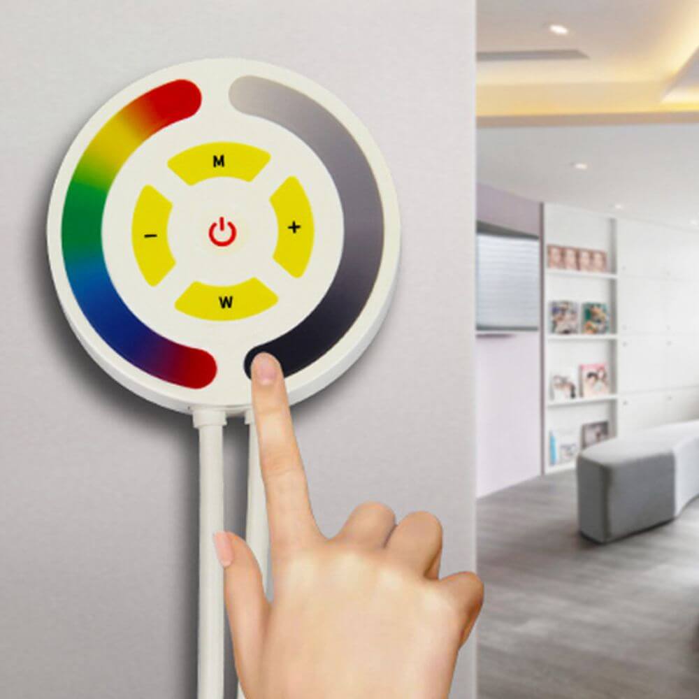 Touch Schalter für RGBW Beleuchtung, steuerbar mit Alexa, modernes Design in Wohnumgebung.