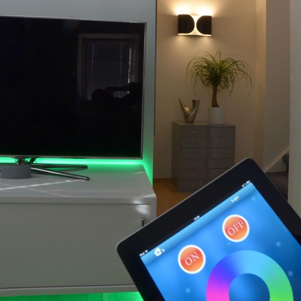 ZigBee Gateway Steuerung mit Tablet, TV und moderner Beleuchtung im Hintergrund, einfacher Lichtwechsel.