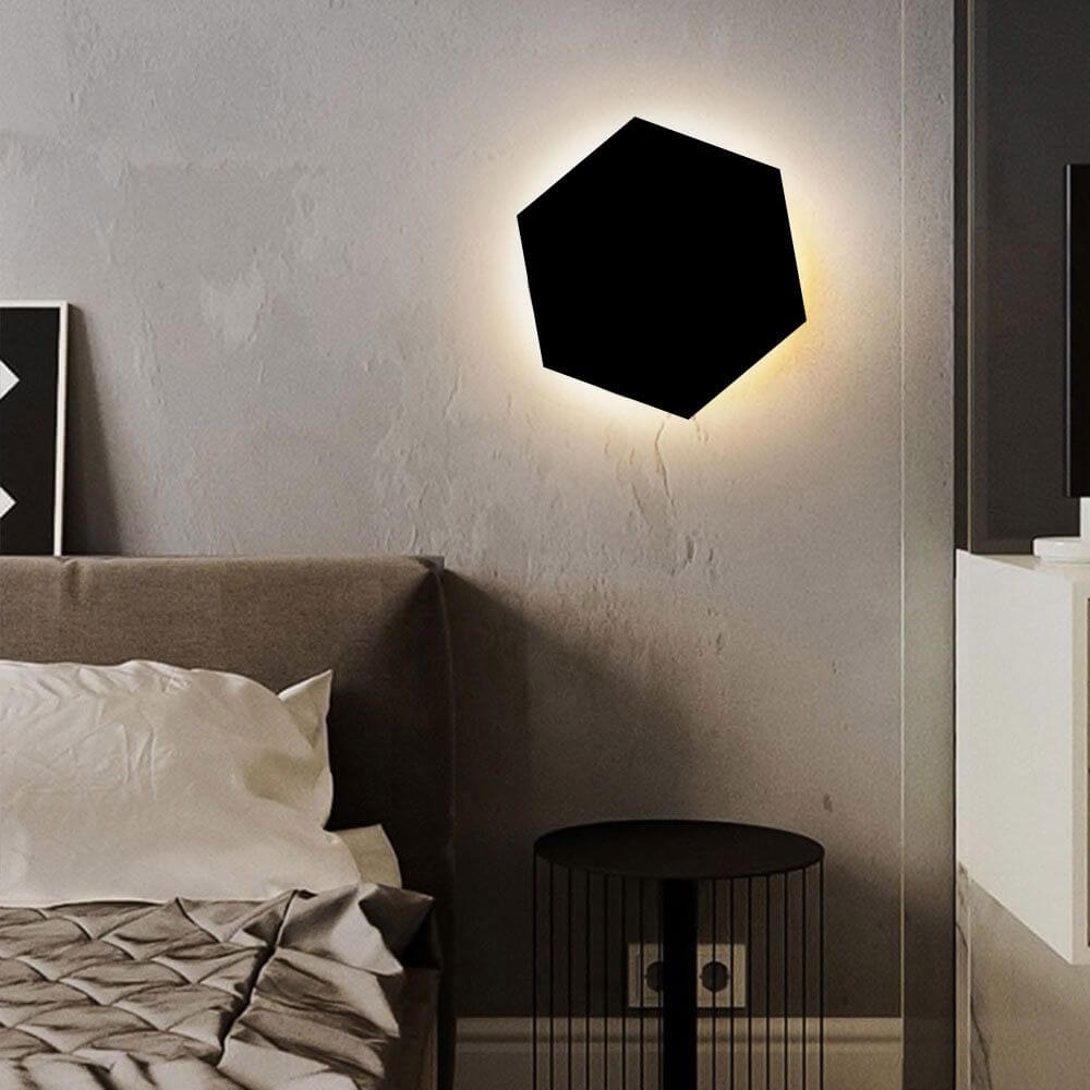 s.luce Hive indirekte LED Wandleuchte in moderner, hexagonaler Form für stilvolle Beleuchtung im Schlafzimmer.