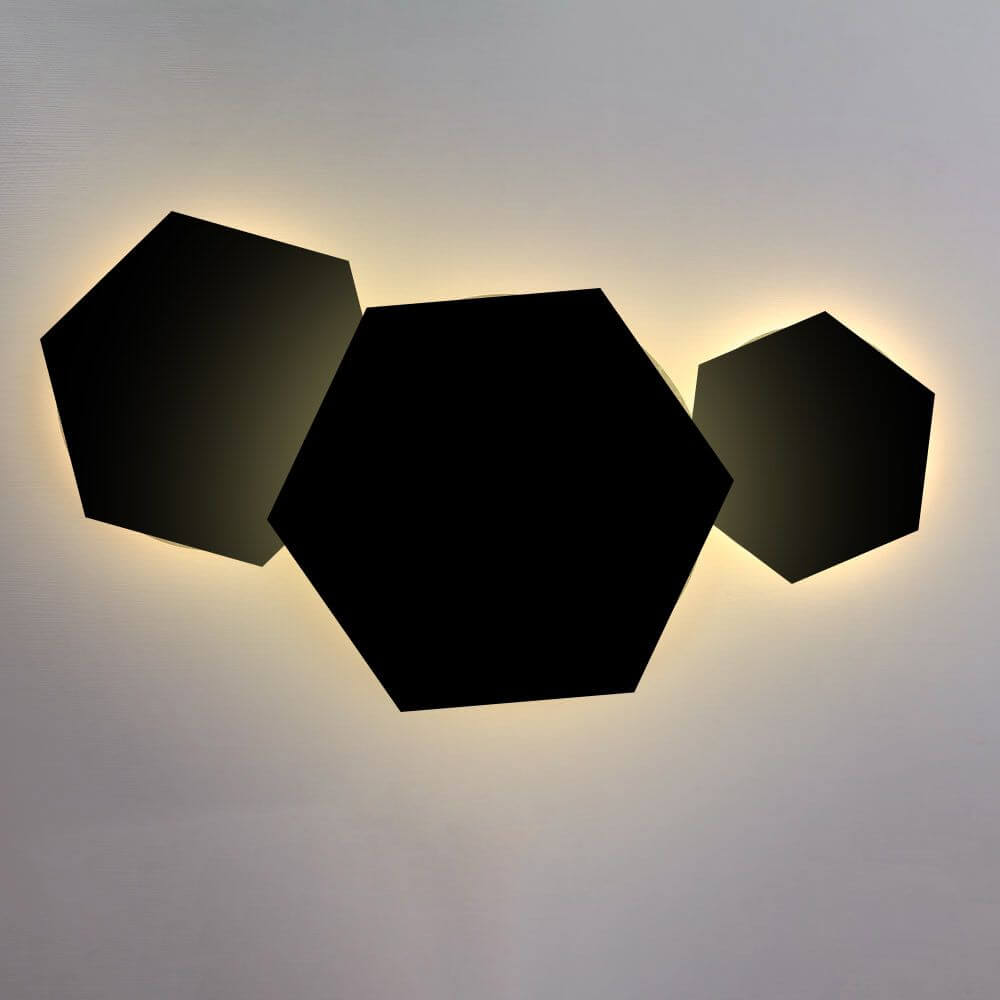 s.luce Hive indirekte LED Wandleuchte Kombination in modernem, sechseckigem Design mit indirekter Beleuchtung.