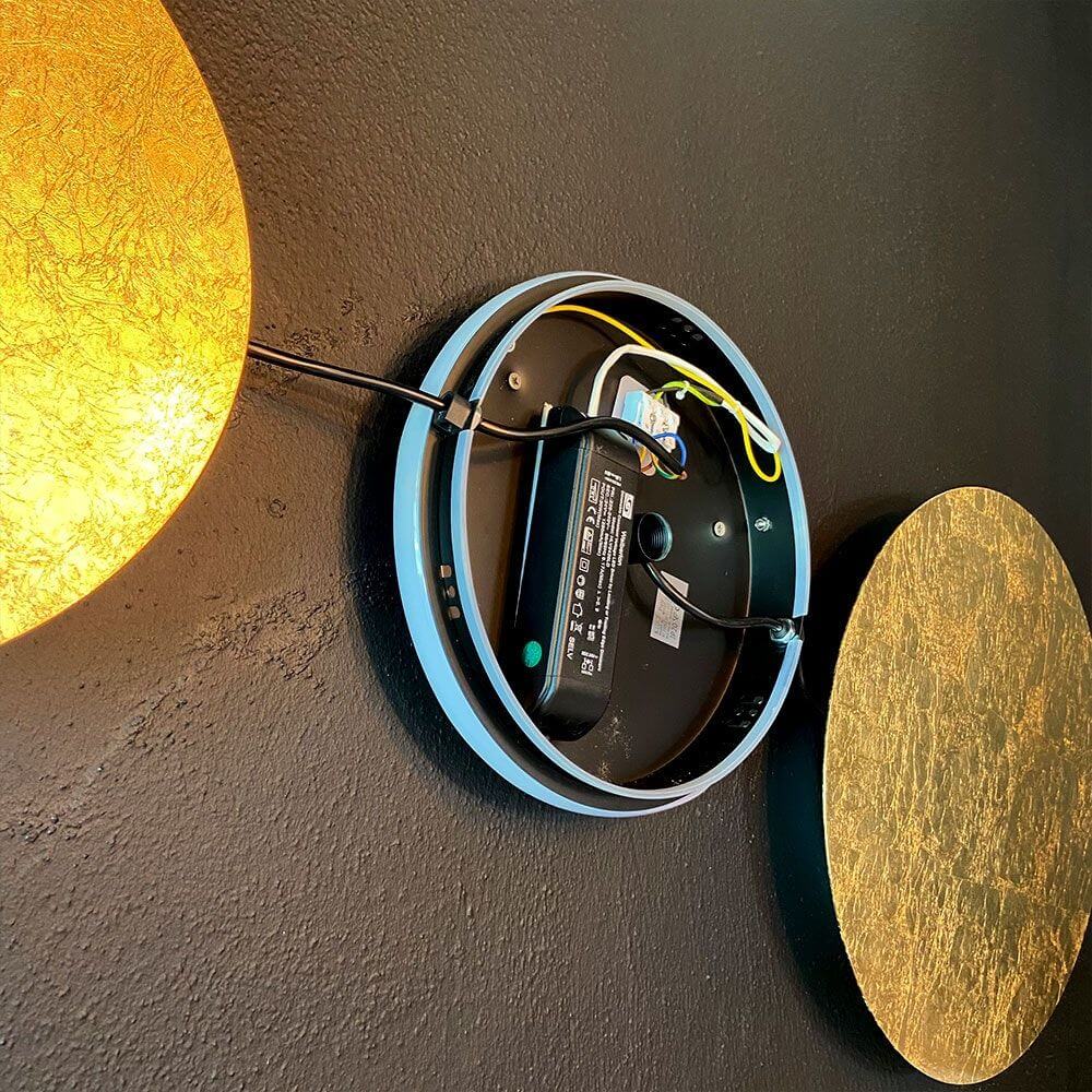 s.luce Lampe murale LED indirecte Cloud & plafonnier avec des surfaces lumineuses dorées sur le mur.