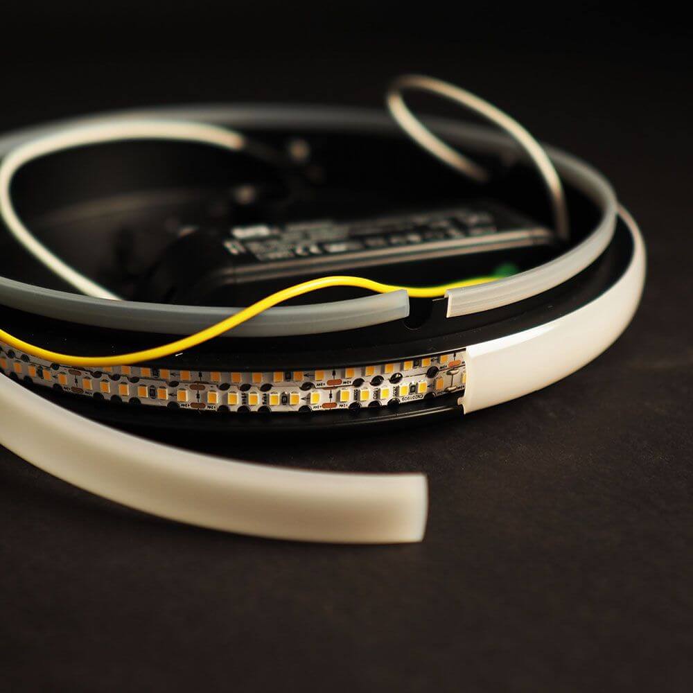 s.luce Cloud indirekte LED Wandleuchte Kombination mit LED-Band und schwarzer Basis