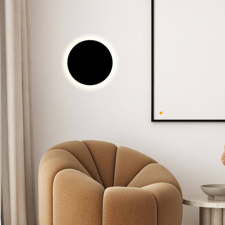 s.luce Lampe murale LED indirecte Cloud & plafonnier sur un mur dans un salon moderne.