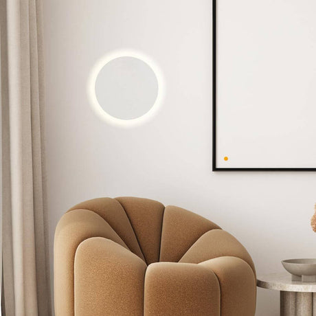 s.luce Lampe murale LED indirecte Cloud & plafonnier sur un mur au-dessus d'un fauteuil beige.