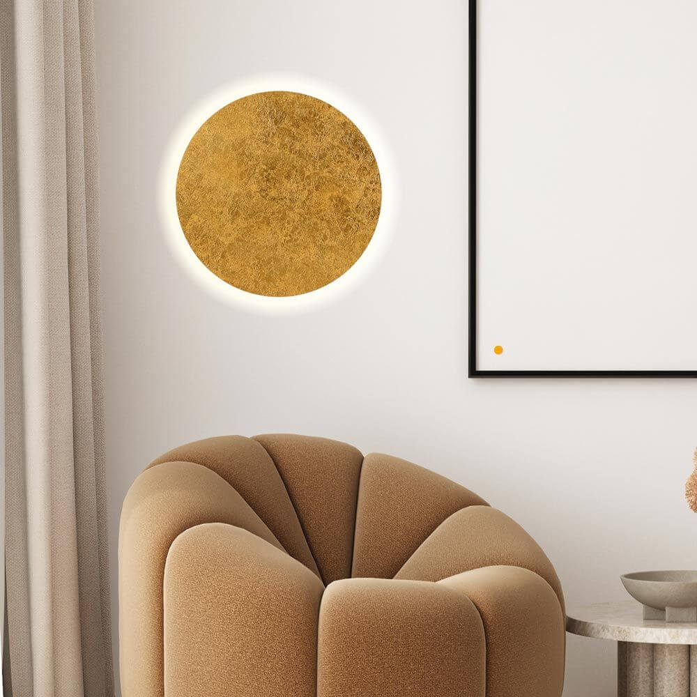 s.luce Lampe murale LED indirecte Cloud & plafonnier sur un mur moderne dans un salon élégant.