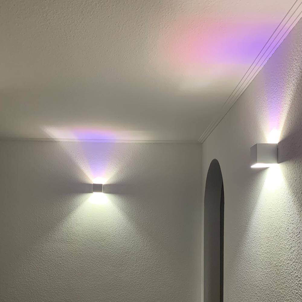 s.luce Farbfilter Multicolor passend zu Ixa auf Wänden mit buntem Lichtspiel.