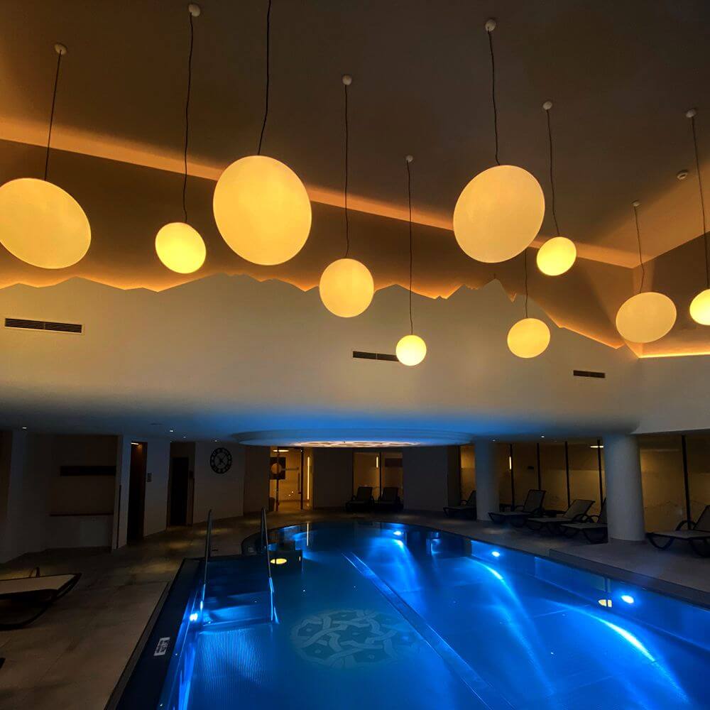 s.luce Lampada a sospensione Globe per interni ed esterni IP54 in un ambiente elegante con illuminazione della piscina.
