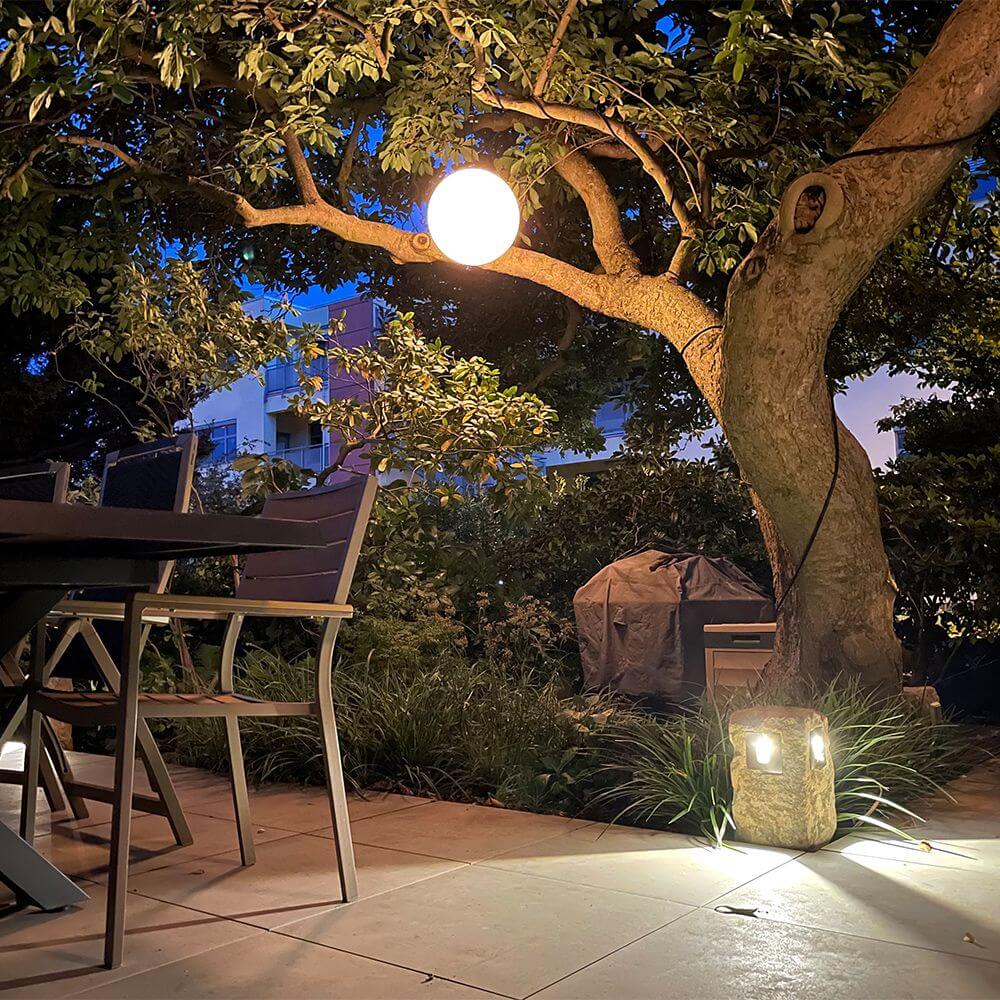 s.luce Globe Hänge-Kugellampe für Innen & Außen IP54, stimmungsvolle Beleuchtung im Garten unter einem Baum.