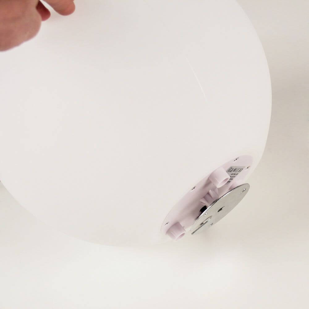 s.luce Globe Kugelleuchte in Weiß, Detailaufnahme der Unterseite mit Halterung und Anschlüssen.