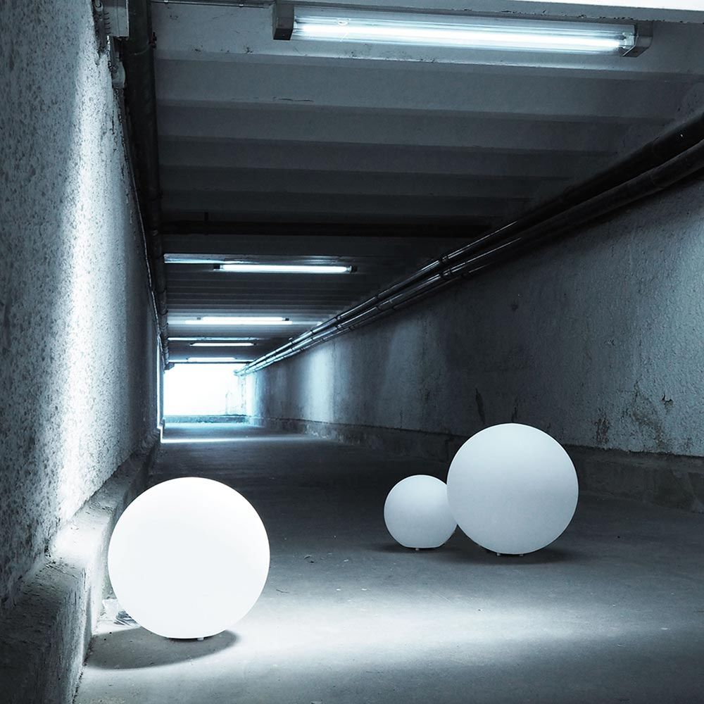 S.luce Globe Kugelleuchten in einem dunklen Tunnel, die eine elegante Lichtatmosphäre schaffen.