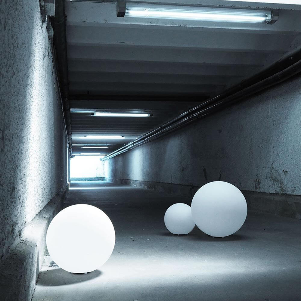 s.luce Globe pro langlebige Garten Außenkugel Weiß im Tunnel, kreative Beleuchtung für Außenbereiche