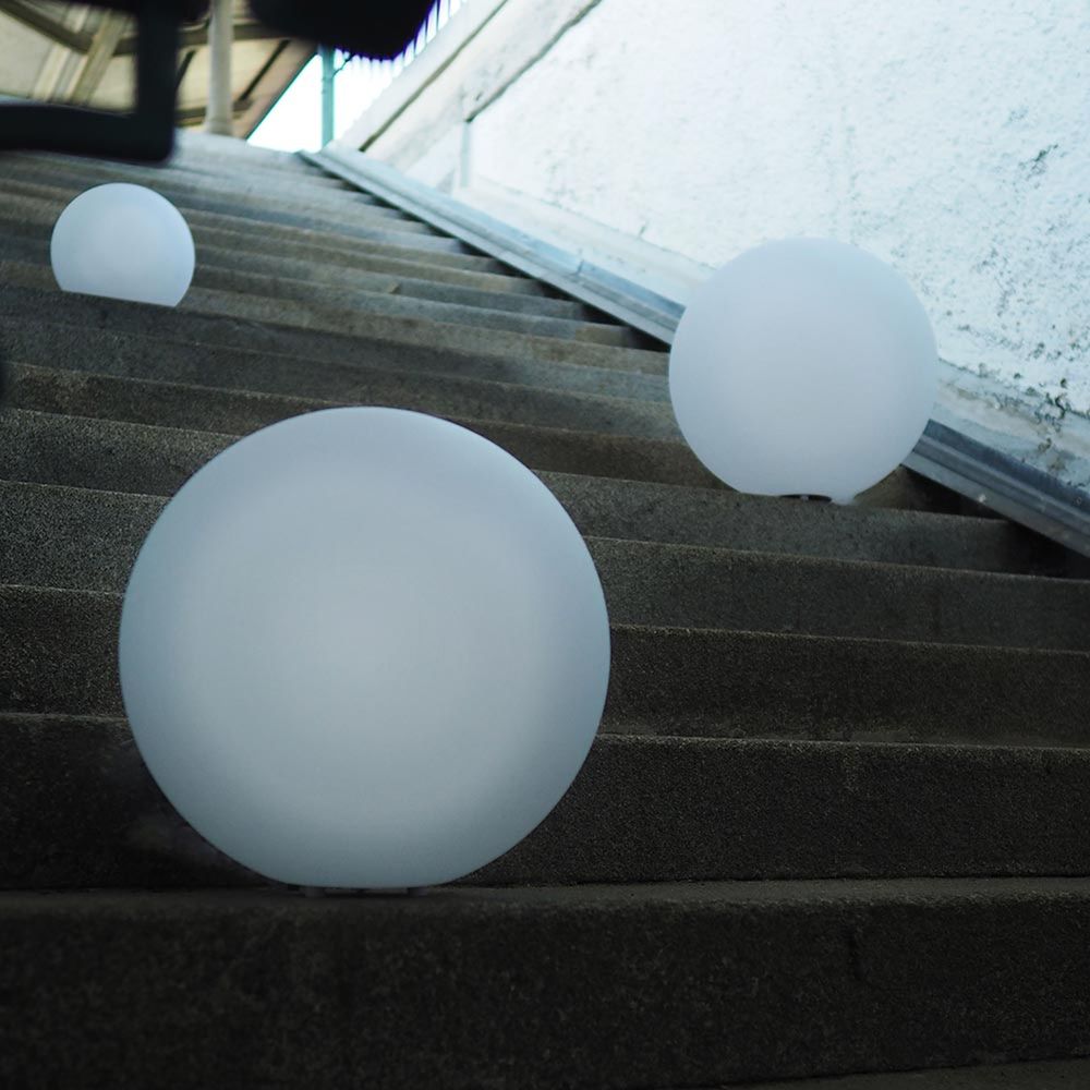 s.luce Globe Kugelleuchten auf Treppen, strahlend weiß mit elegantem Design, schaffen stimmungsvolles Licht im Außenbereich.