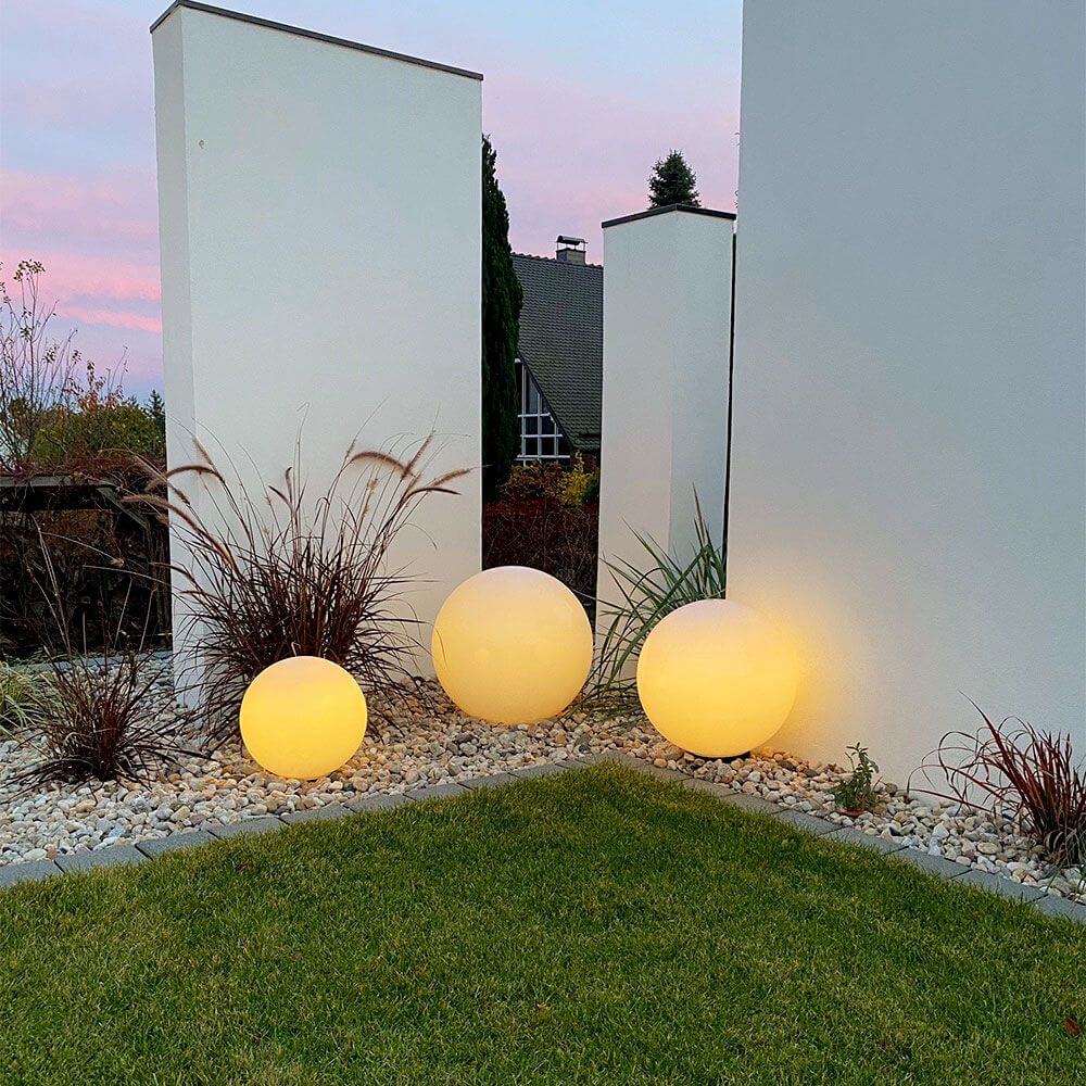S.luce Globe pro Garten Außenkugeln in Weiß, stimmungsvolle Beleuchtung im Garten mit eleganten Designs.
