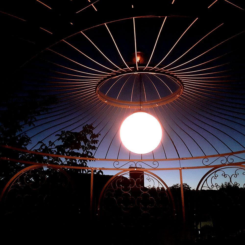 s.luce Globe Hänge-Kugellampe für Innen & Außen IP54 in einer eleganten Umgebung bei Nacht