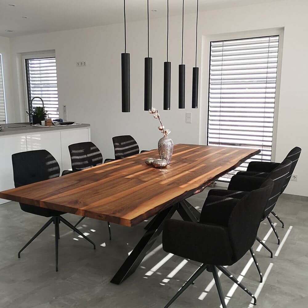 s.luce Moderne Hängelampe Crutch Zylinderform über einem modernen Esstisch in einem minimalistischen Raum.