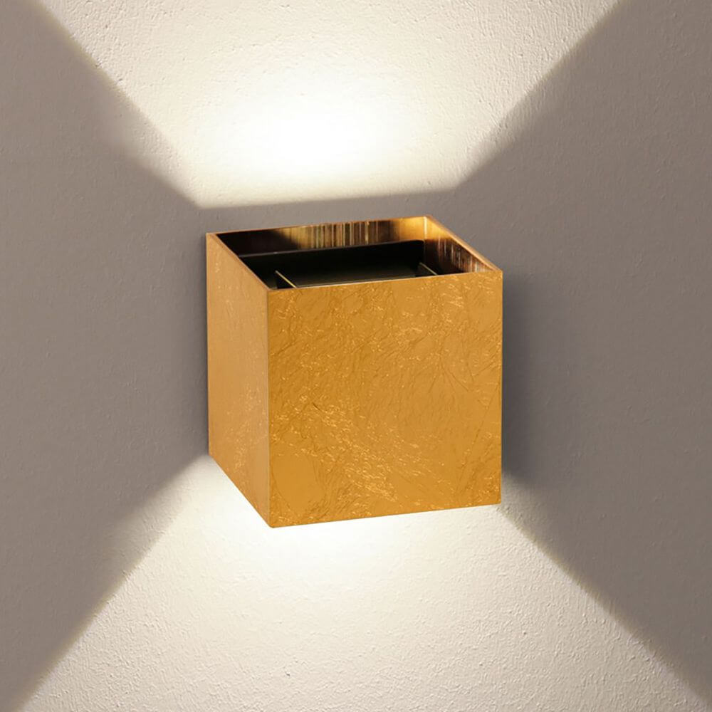 Moderne goldene Wandleuchte quadratisch, sanfte LED-Beleuchtung für stilvolle Akzentuierung.