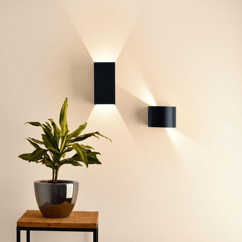 s.luce Ixa LED Wandlamp verstelbare hoeken binnen & buiten IP44 aan muur met plant.