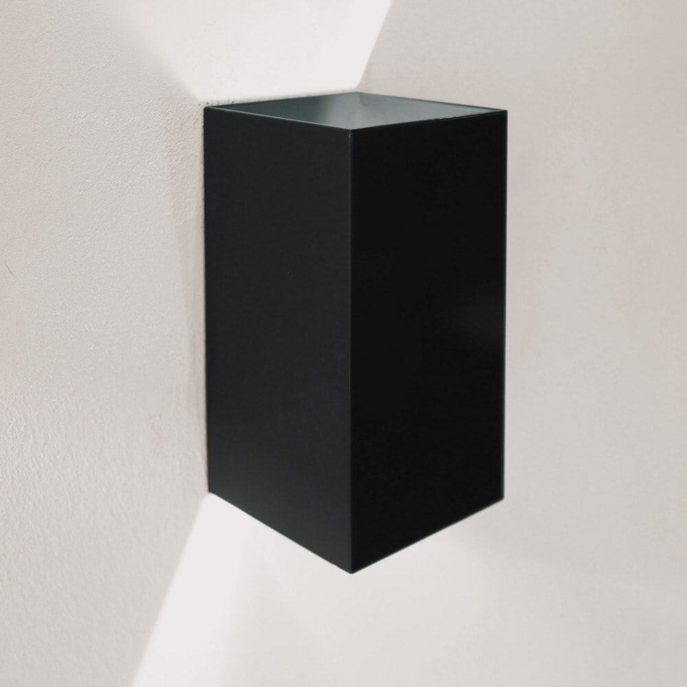 s.luce Ixa LED Wandlampe in Schwarz für Innen- und Außenbereich mit verstellbarem Winkel.