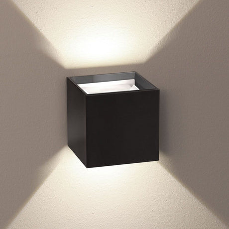 s.luce Ixa lampada da parete LED angoli regolabili interno ed esterno IP44 montata su una parete in forma quadrata.