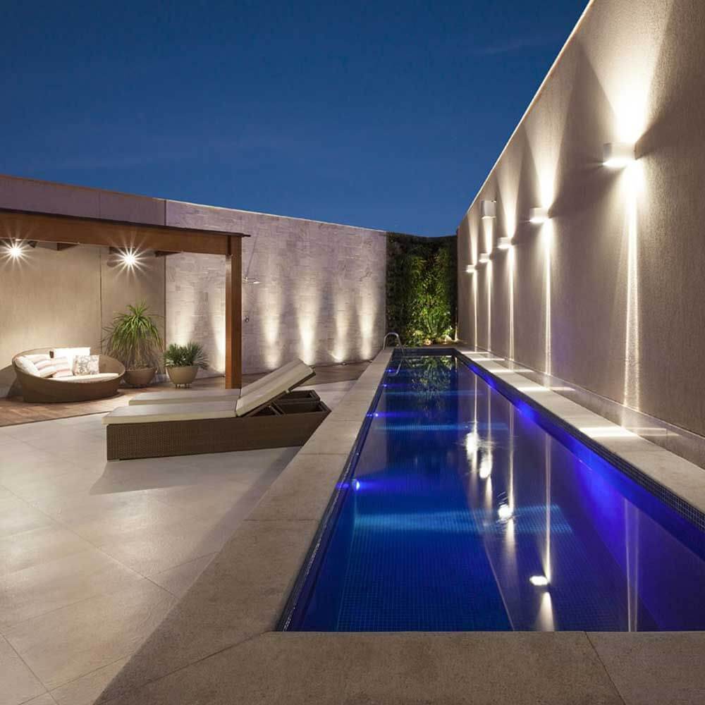 s.luce Ixa LED Wandlampe verstellbare Winkel Innen & Außen IP44 in einem stilvollen Außenbereich mit Poolbeleuchtung