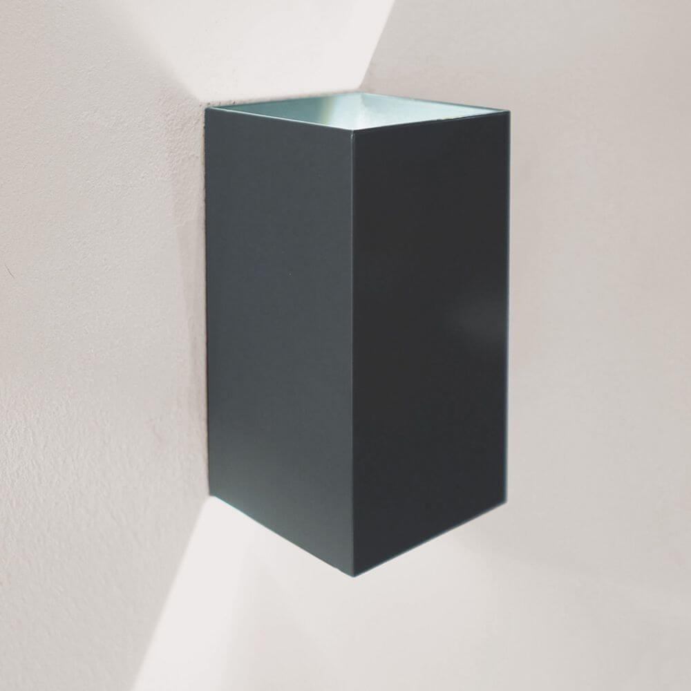 s.luce Ixa LED High Power Wandlampe IP20 an einer Wand installiert, modernes Design in Schwarz