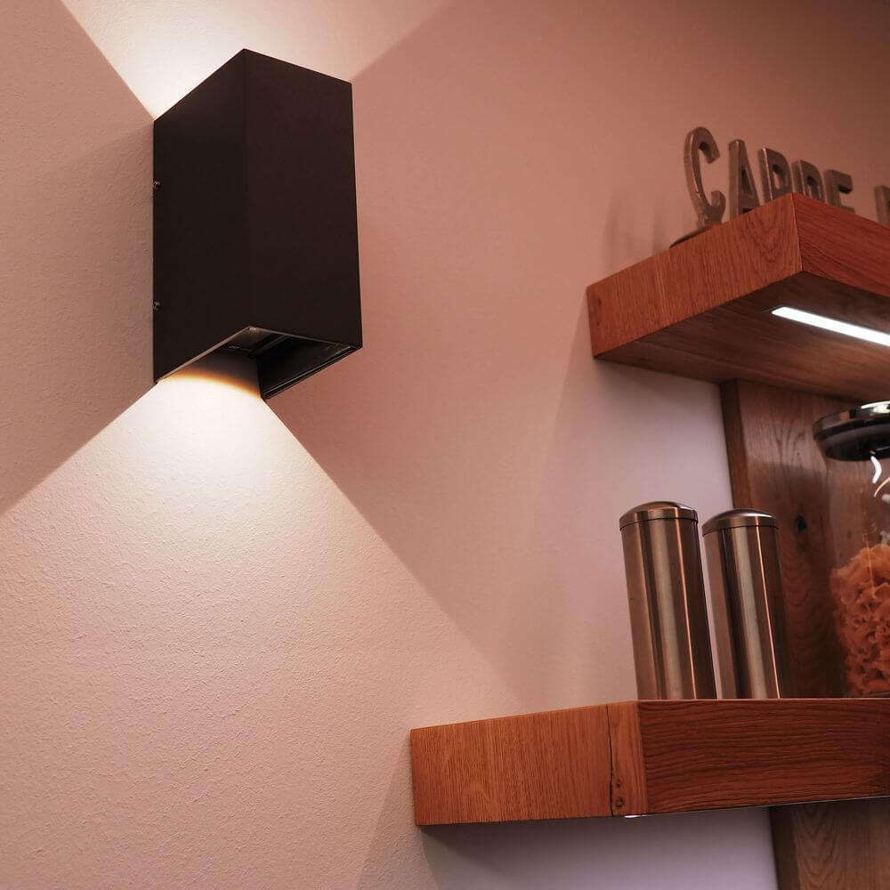 s.luce Ixa XL rechteckige Cover Abdeckung für Ixa Basis an einer Wand montiert, modern und modular gestaltet.