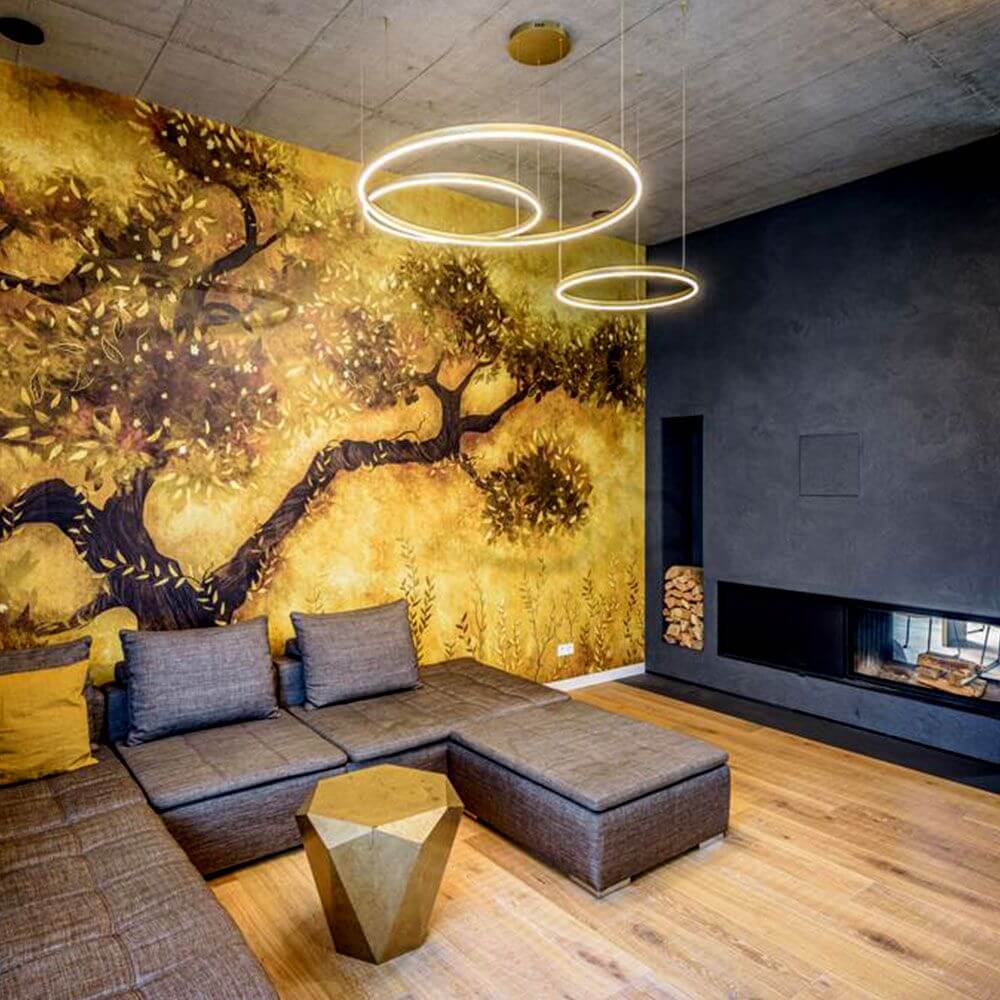 s.luce Lampe suspendue en anneau LED dans un salon moderne avec une fresque d'arbre jaune, aménagement intérieur élégant.