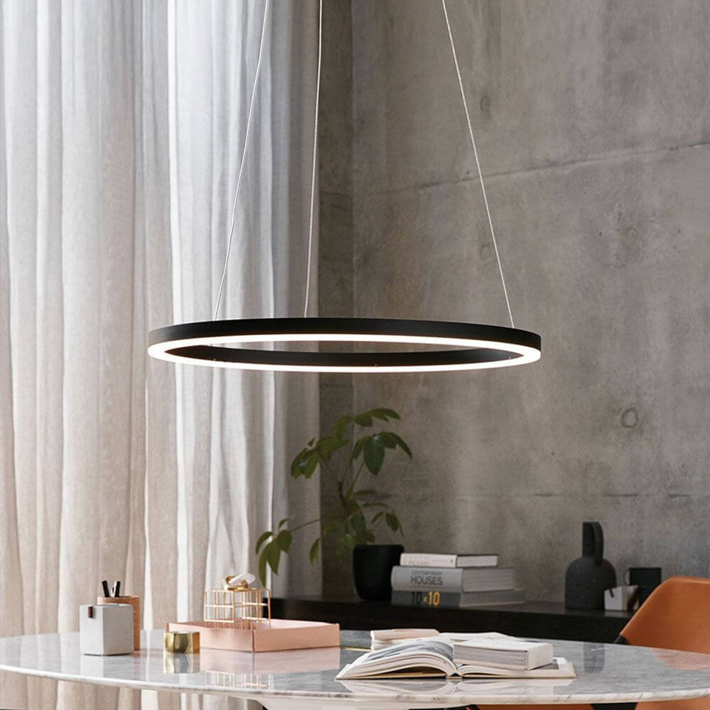 s.luce LED Ring Hängelampe Ø 80cm in modernem Design über einem eleganten Tisch.