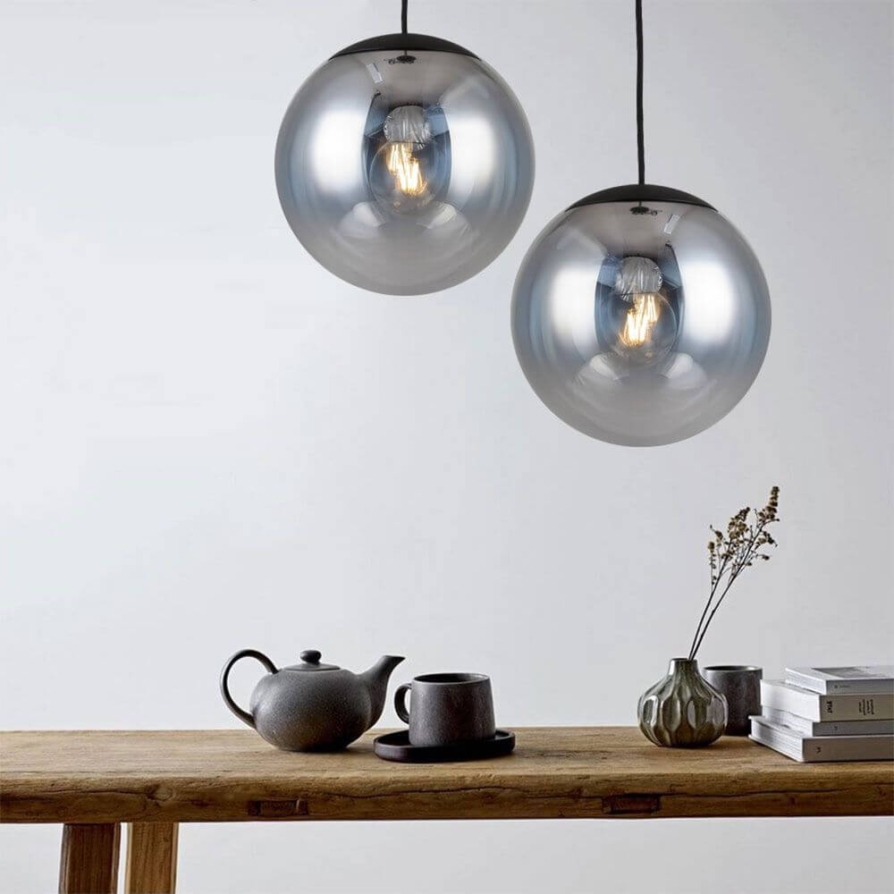 s.luce Progress Pendelleuchte mit Glas und Farbverlauf in modernem Design, stilvoll über einem Holztisch.