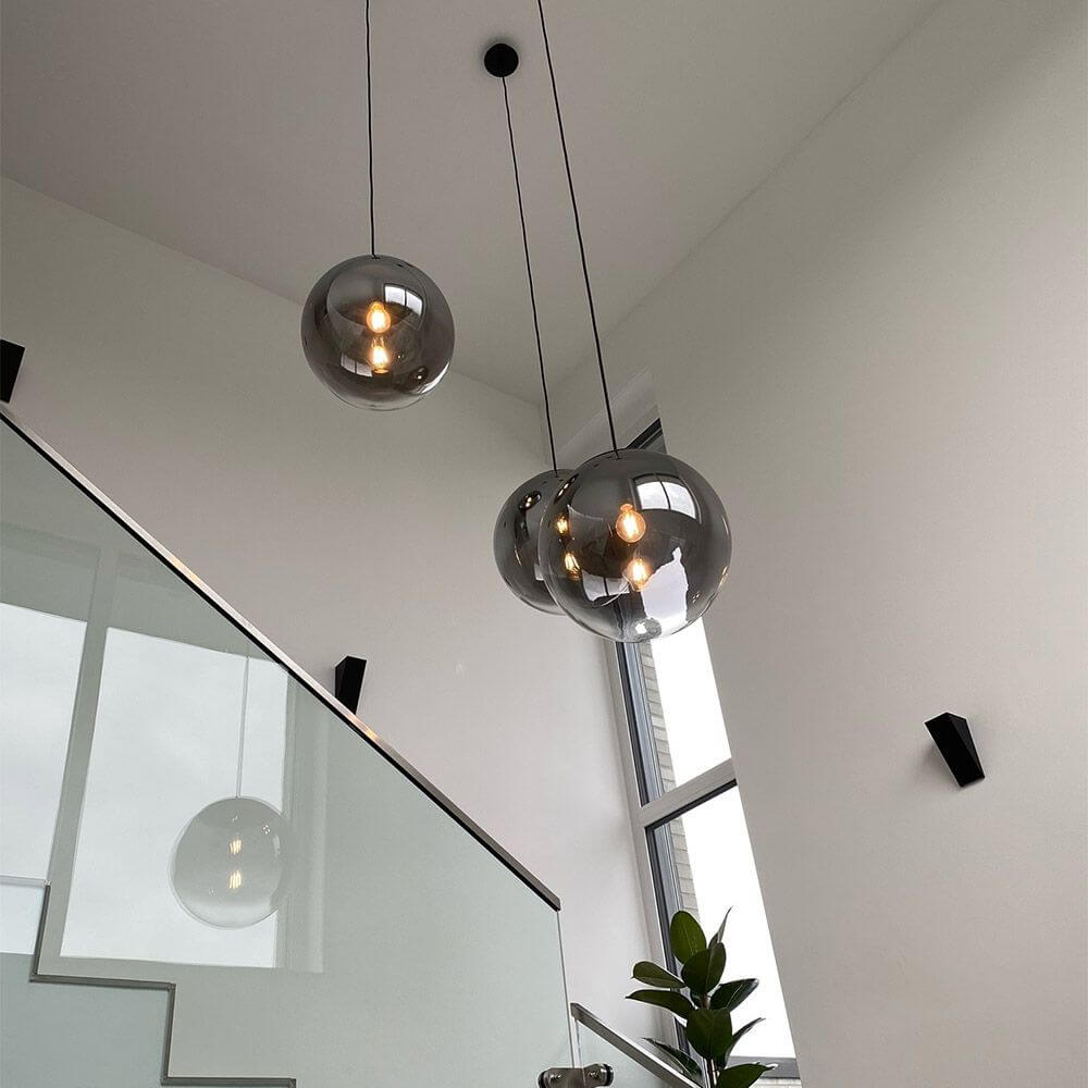 Moderne s.luce Progress Pendelleuchte mit Glaskugeln und Farbverlauf, elegant abgehängt im Innenraum.